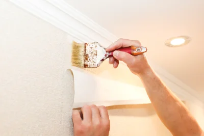 Pose de papier peint à Plougourvest — revêtements muraux et toiles de verre